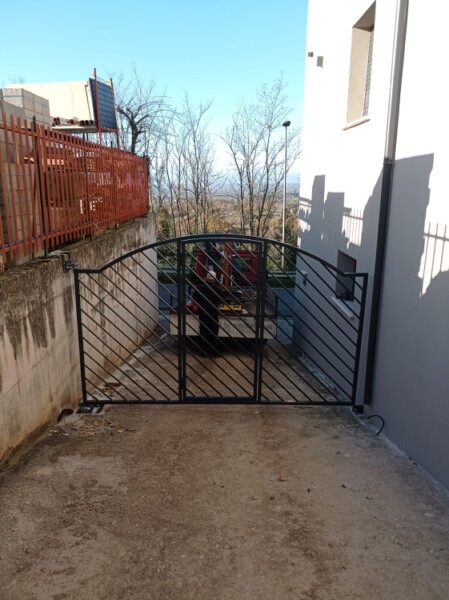 Cancello battente con pedonale